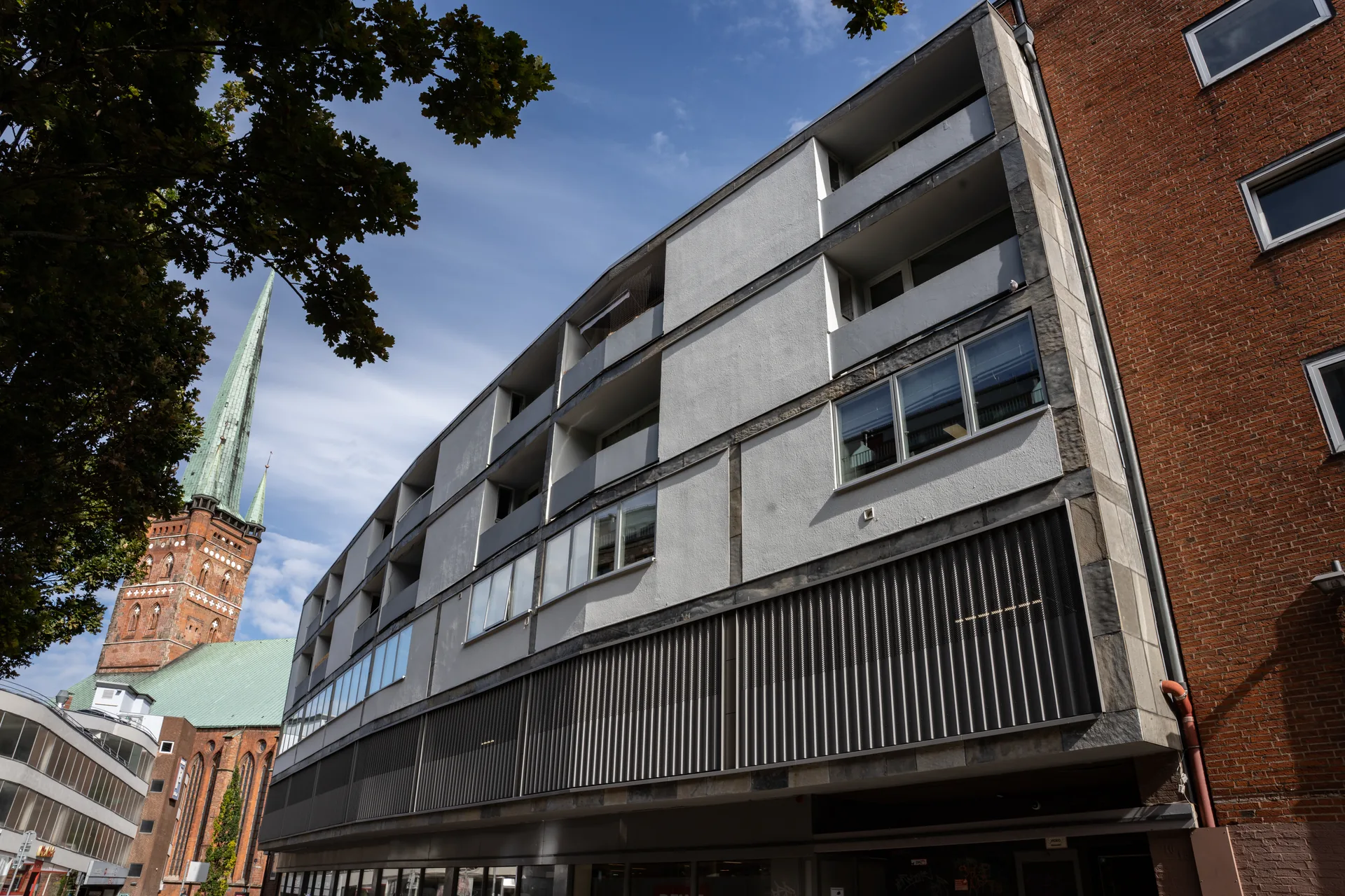 Balkonfassade des Gebäudes aus der Straßenperspektive