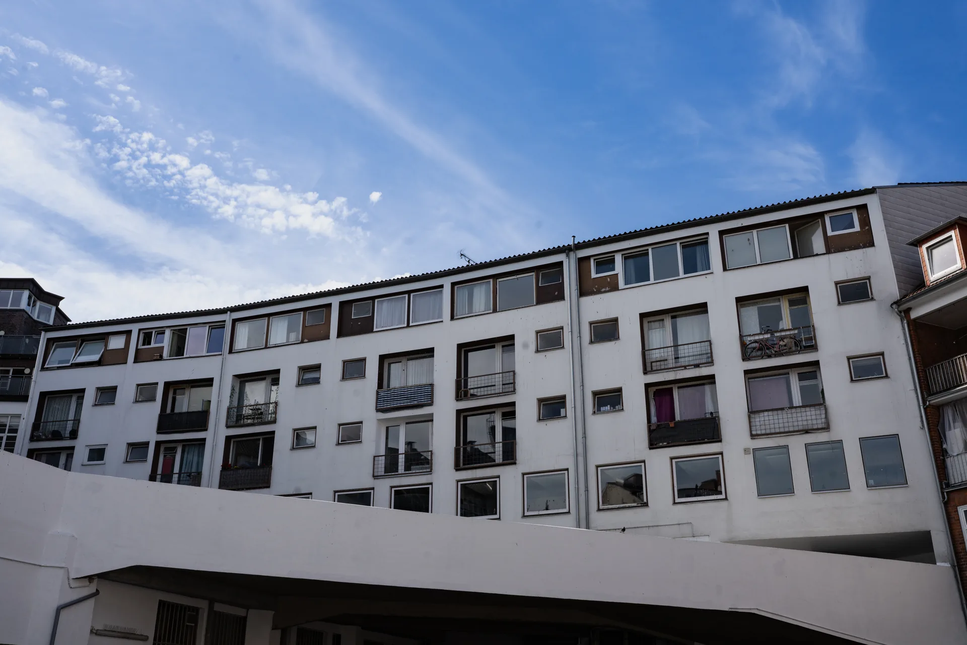 Helle Gebäudefassade mit Wohnungsfenstern