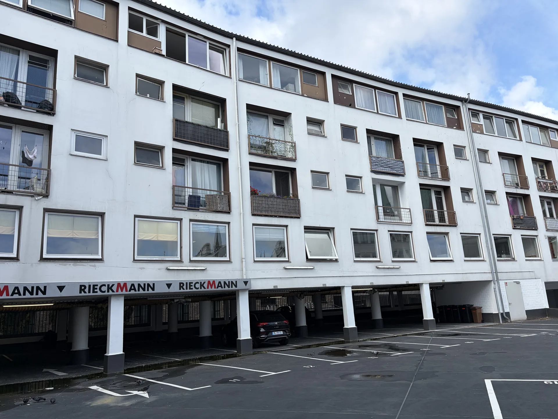 Straßenansicht mit Geschäftsräumen und Wohnungen