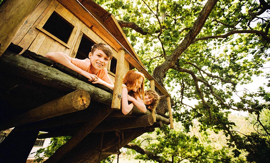 Kinder auf einem Baumhaus